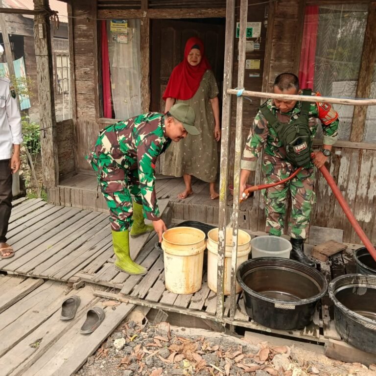 Bantu Warga Terdampak Kemarau, Kodim 1001/HSU-BLG Salurkan 22.000 Liter Air
