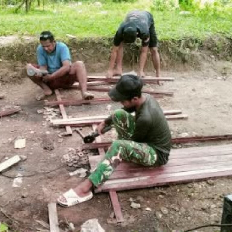 Personel Kodim 0109/Aceh Singkil dan Warga Rakit Besi untuk Jembatan Antar Desa