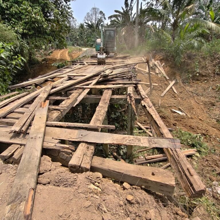 Babinsa Serma Agus Nggilu Awasi Pembongkaran Jembatan Martadinata