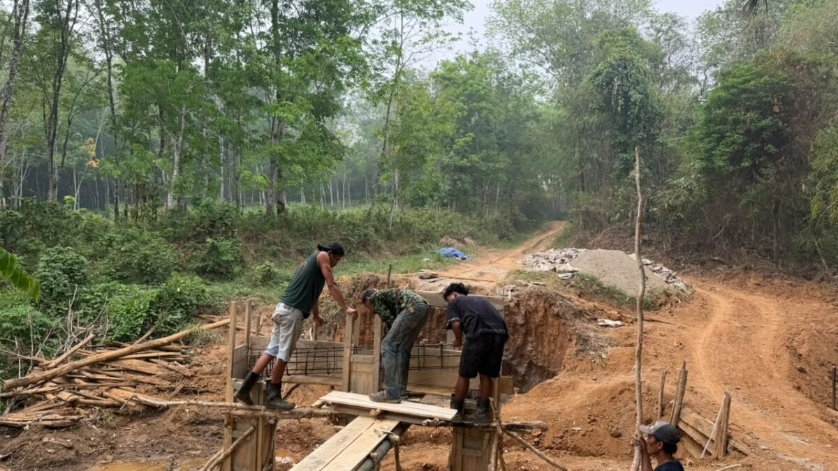 Warga dan Babinsa Bergotong Royong Cor Tiang Pondasi Jembatan Garuda Tahap VII
