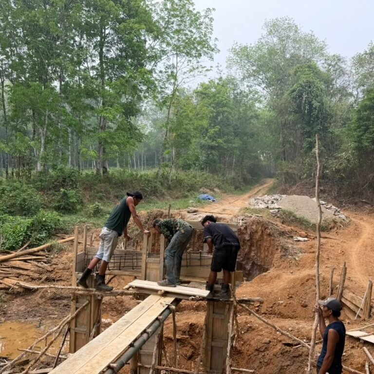 Warga dan Babinsa Bergotong Royong Cor Tiang Pondasi Jembatan Garuda Tahap VII