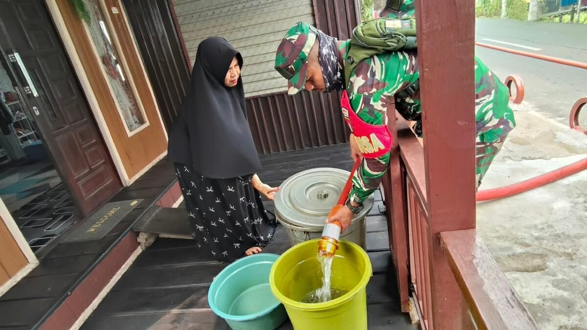 Bantu Atasi Kekeringan, Kodim 1001/HSU-BLG Salurkan 8 Meter Kubik Air ke Pulau Tambak