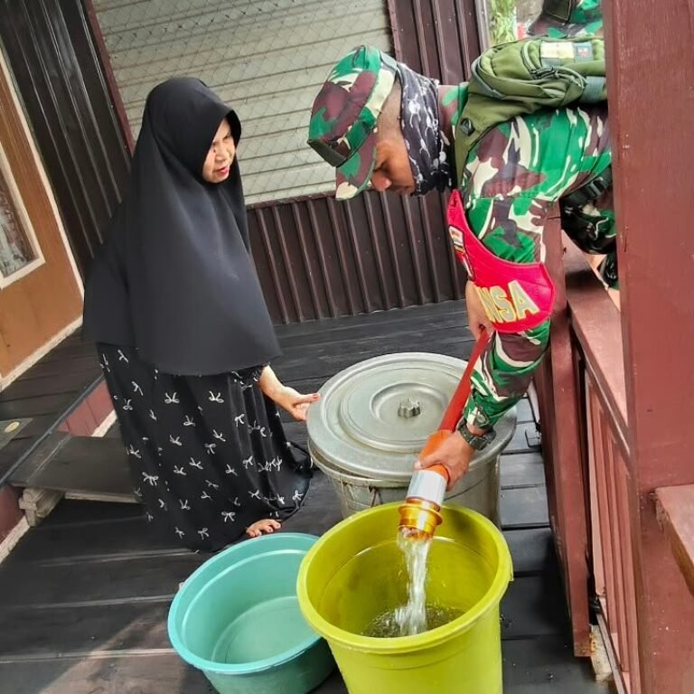 Bantu Atasi Kekeringan, Kodim 1001/HSU-BLG Salurkan 8 Meter Kubik Air ke Pulau Tambak