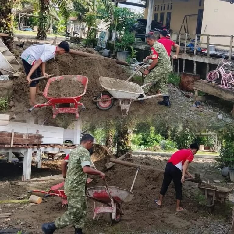 Babinsa dan Masyarakat Cot Amun Kerja Bakti Siapkan Lahan Dayah Pengajian