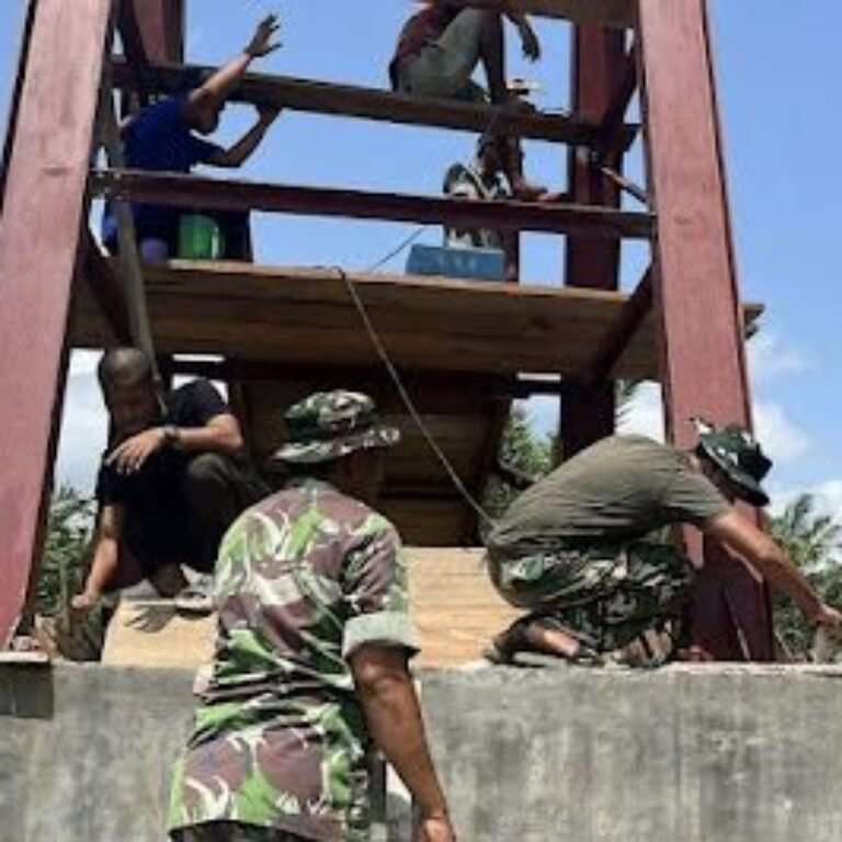 Kodim 0109/Aceh Singkil Bersama Warga Rakit Komponen Jembatan Perintis di Cibubukan