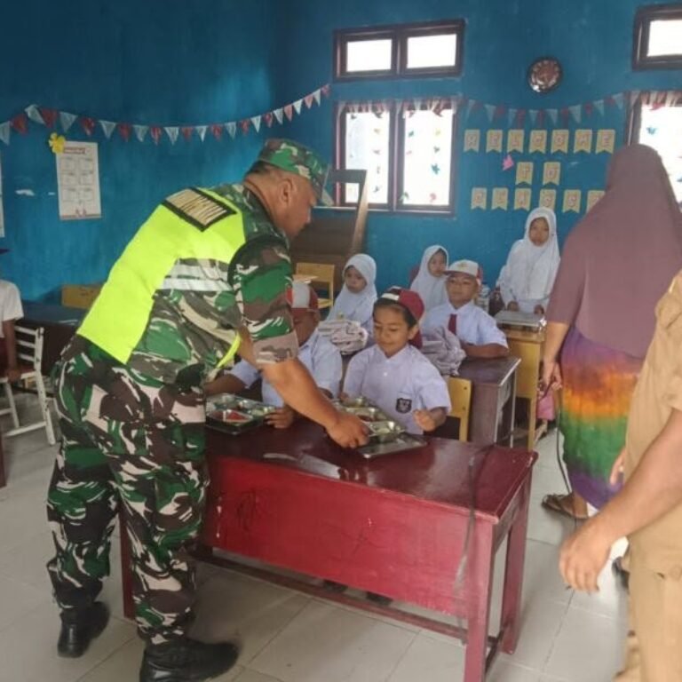 Babinsa Turun ke Kelas Dampingi Pembagian Makan Bergizi Gratis