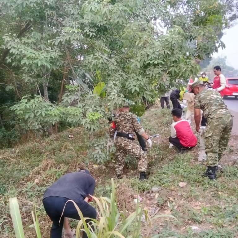 Aksi Bersih-bersih Jalan di Tapin Selatan, Babinsa Turun Tangan