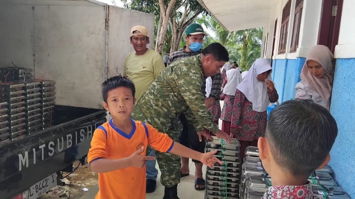 Dukungan Babinsa Kodim 0118/Subulussalam pada Program MBG Sekolah