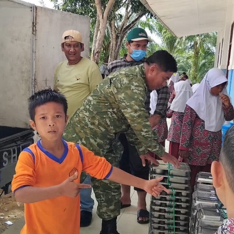 Dukungan Babinsa Kodim 0118/Subulussalam pada Program MBG Sekolah