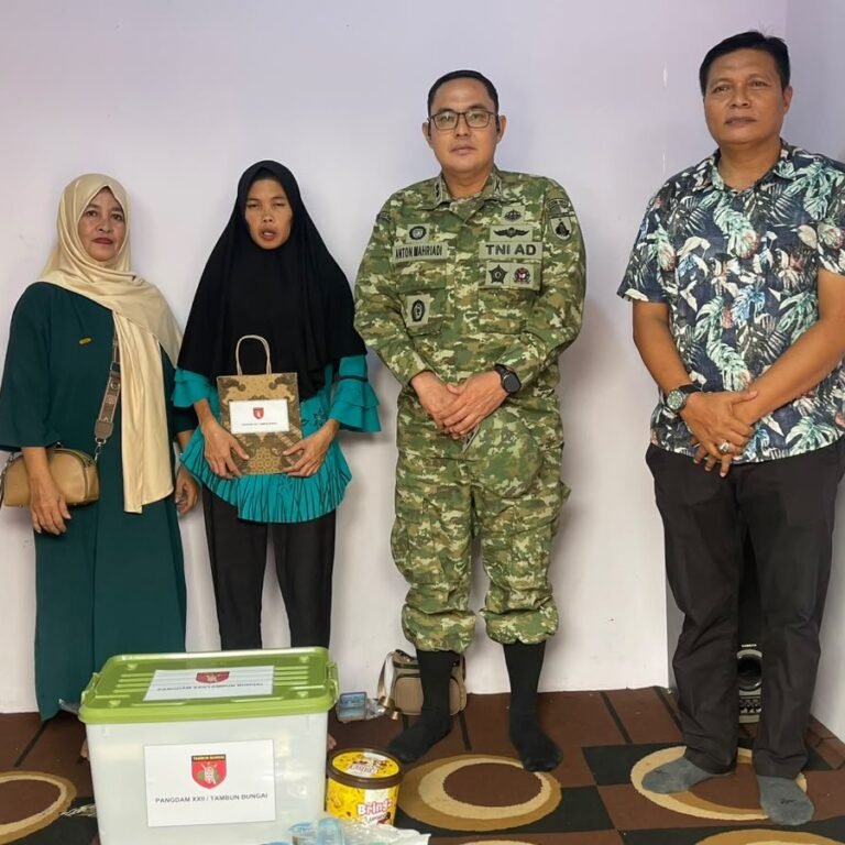 TNI Beri Tali Asih untuk Keluarga Nurdin, Korban Pemadaman Karhutla