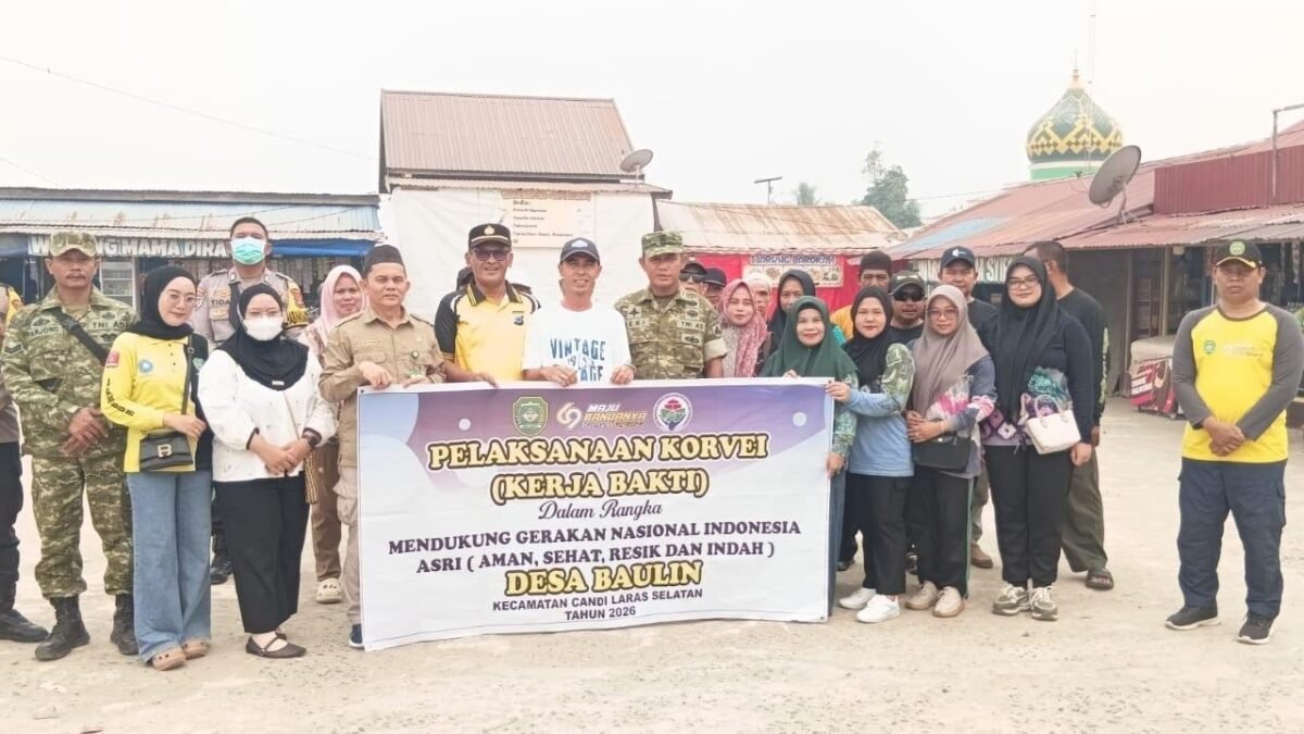 Warga dan Babinsa Tapin Turunkan Tenaga Bersihkan Sampah Jalan Desa serta Kubah Datu Kabul