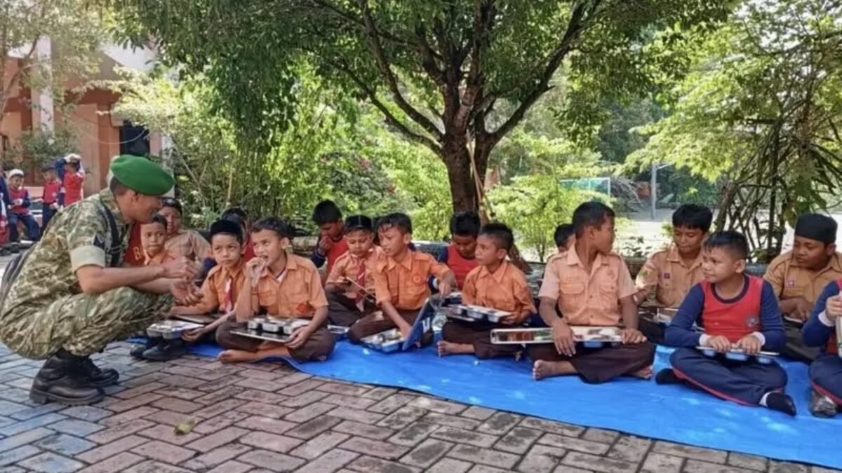 Pantauan Babinsa Serka Insarlin Saat Penyaluran Makanan Bergizi di SDN 11 Sabang