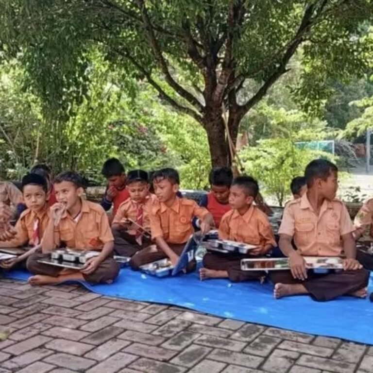 Pantauan Babinsa Serka Insarlin Saat Penyaluran Makanan Bergizi di SDN 11 Sabang