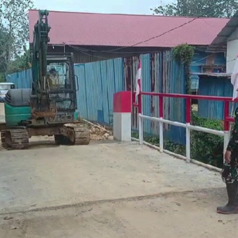 Awasi Akses Warga, Babinsa Pastikan Perlintasan Alat Berat di Jembatan Martadinata Aman