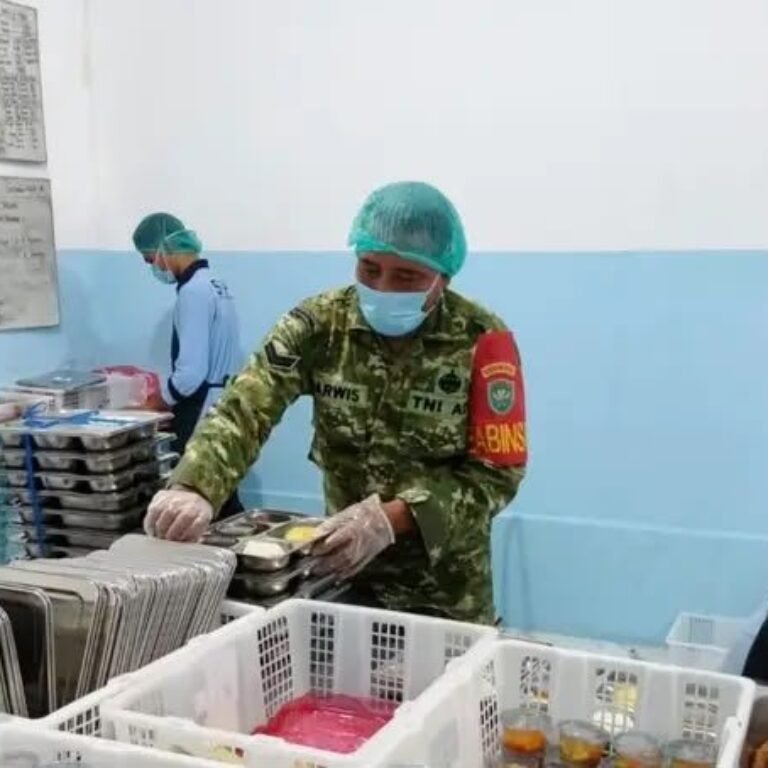 Dukung MBG, Babinsa Koramil 02/Sukakarya Ikut Angkut Ompreng di Dapur SPPG