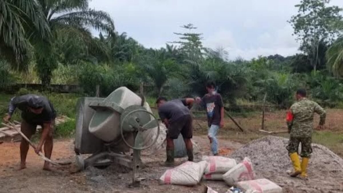 Babinsa Koramil 04/Sultan Daulat Turut Kawal Pembangunan KDKMP di Desa Suka Maju