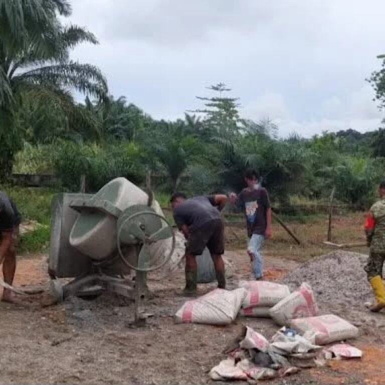 Babinsa Koramil 04/Sultan Daulat Turut Kawal Pembangunan KDKMP di Desa Suka Maju