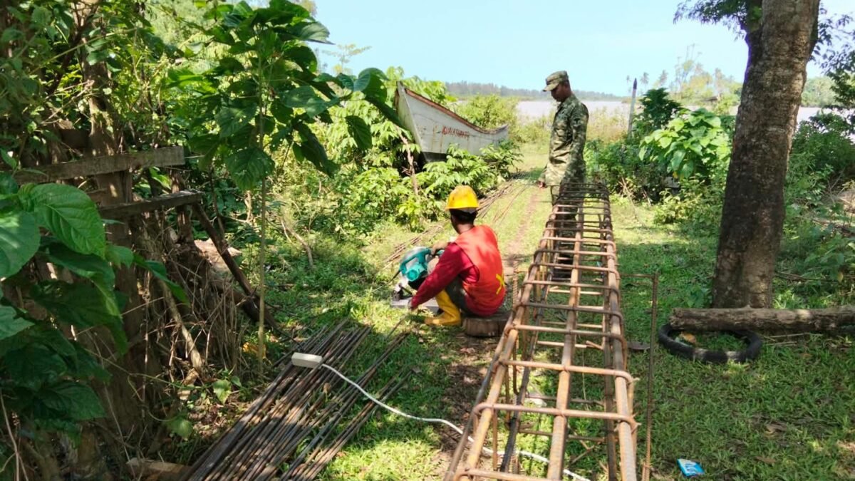 Tahapan Konstruksi KNMP: Rangka Besi Pondasi Pabrik Es Dikerjakan di Suak Seumaseh