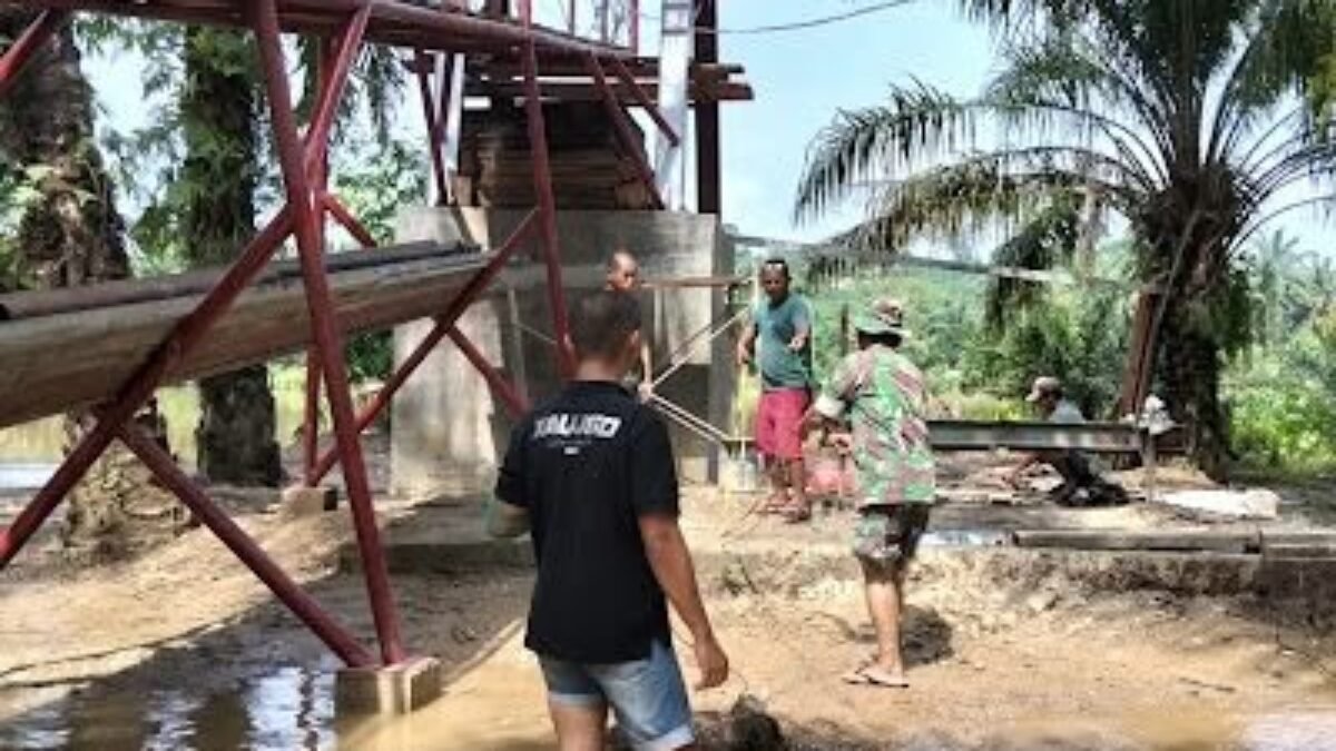 Meski Debit Sungai Naik, Pengukuran Tali Seling Jembatan Perintis Tetap Dilakukan