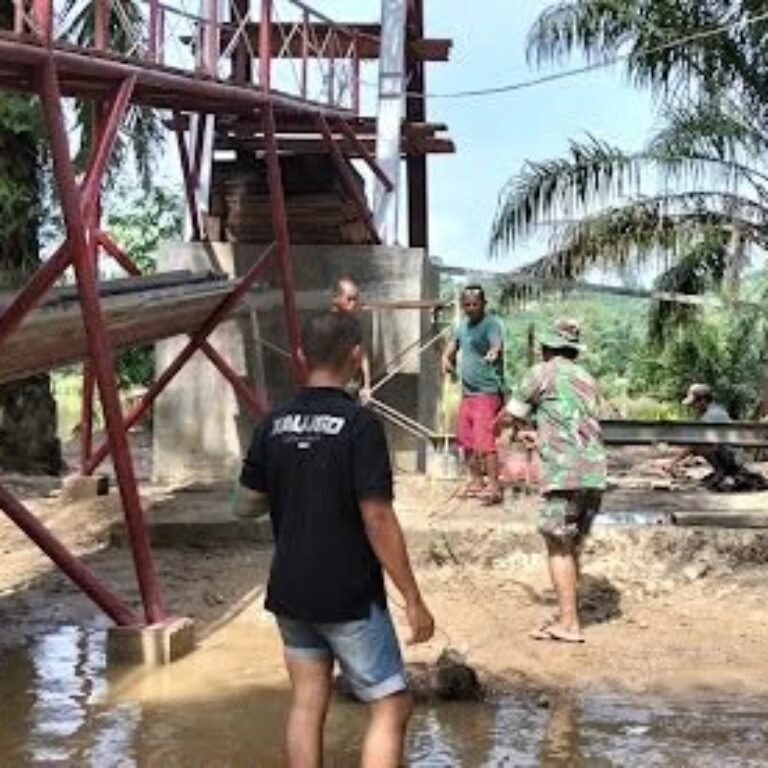 Meski Debit Sungai Naik, Pengukuran Tali Seling Jembatan Perintis Tetap Dilakukan