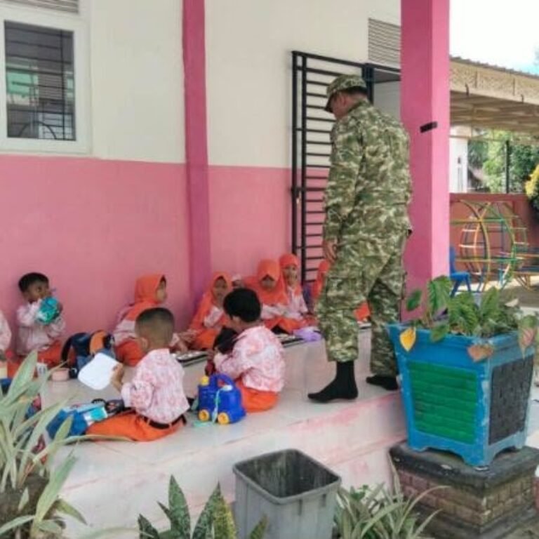 Dampingi Penyaluran MBG, Babinsa Koramil 05/Panga Pastikan 120 Porsi Tiba ke Anak TK