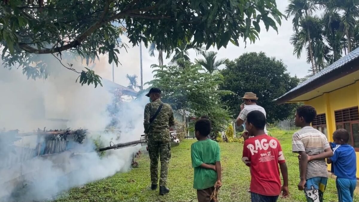 Cegah Penularan, Yonif TP 859/RBK Gelar Fogging di Sekitar Pustu Kampung Aminweri