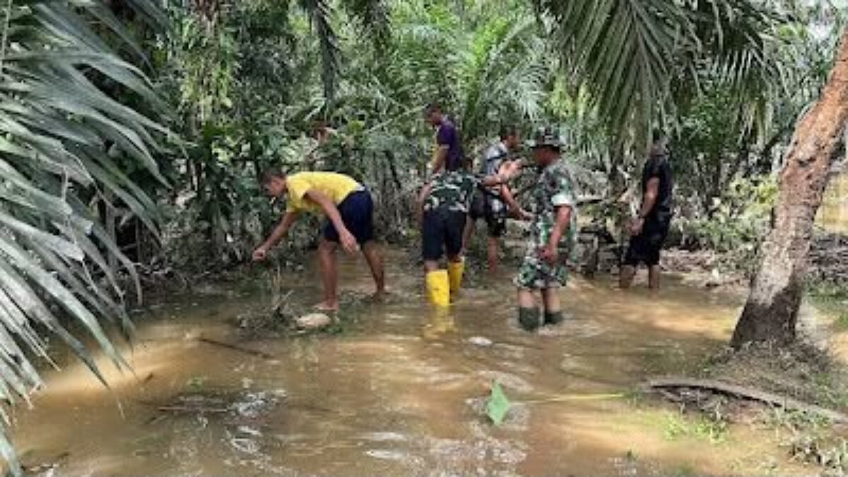 Bersama Warga, Kodim 0109 dan Yon TP 957 Kerja Bakti Bersihkan Parit di Lokasi Jembatan