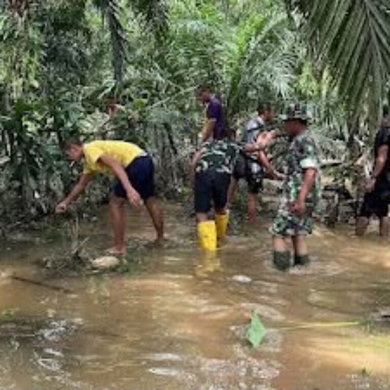 Bersama Warga, Kodim 0109 dan Yon TP 957 Kerja Bakti Bersihkan Parit di Lokasi Jembatan
