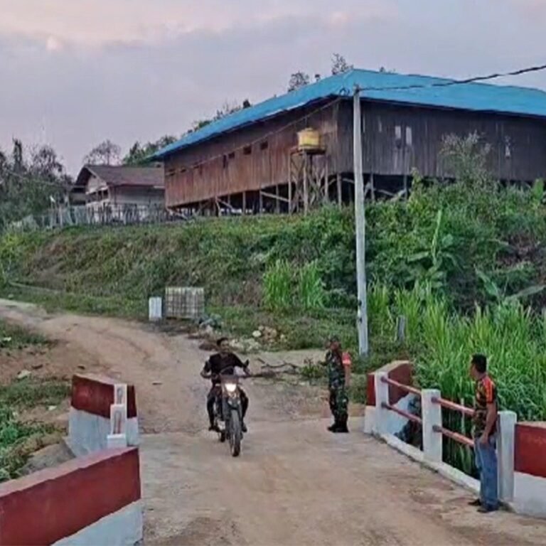 Babinsa Beno Harapan Lakukan Pengawasan Lalu Lintas untuk Keamanan Warga