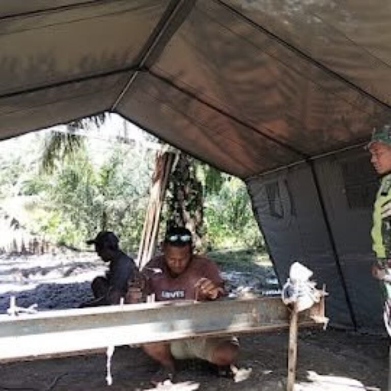 Gotong Royong Perakitan Sambungan Tali Seling untuk Jembatan Perintis di Desa Serasah