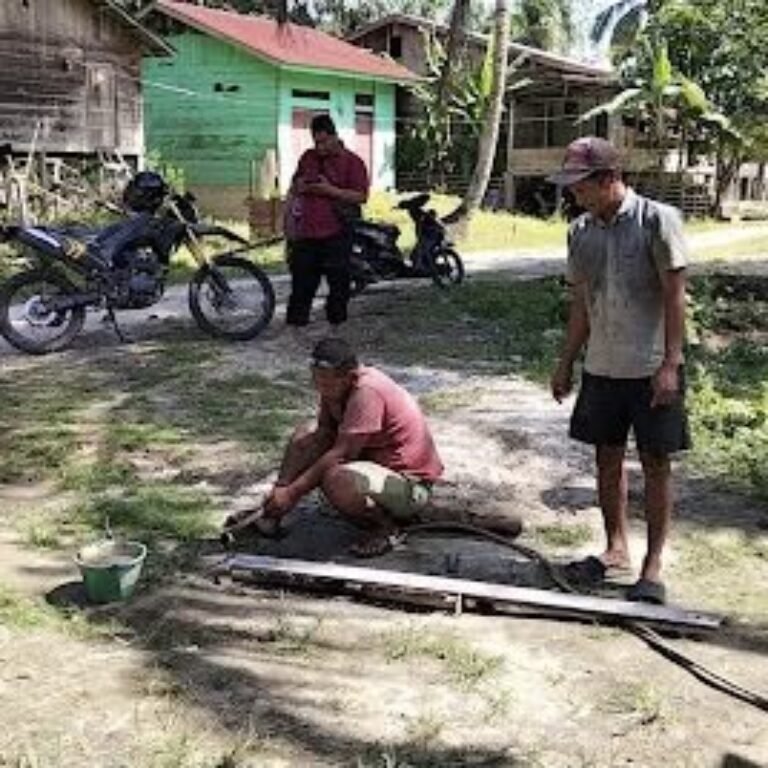 Perakitan Besi Sling Dijalankan TNI dan Warga untuk Jembatan Cibubukan-Serasah