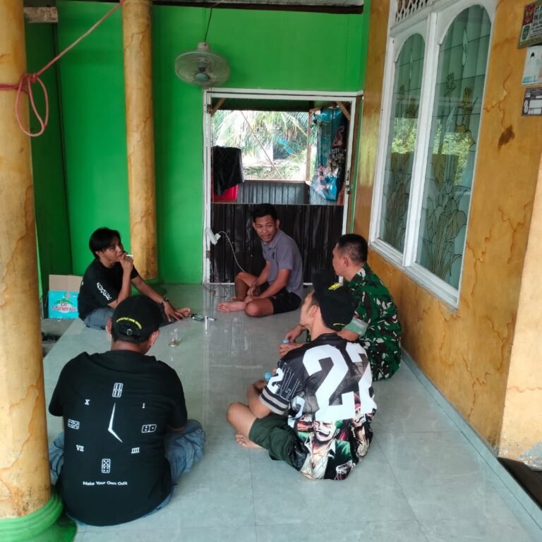 Babinsa Koramil 1010-06/CLS Lakukan Komsos Door to Door, Informasikan Penerimaan TNI AD
