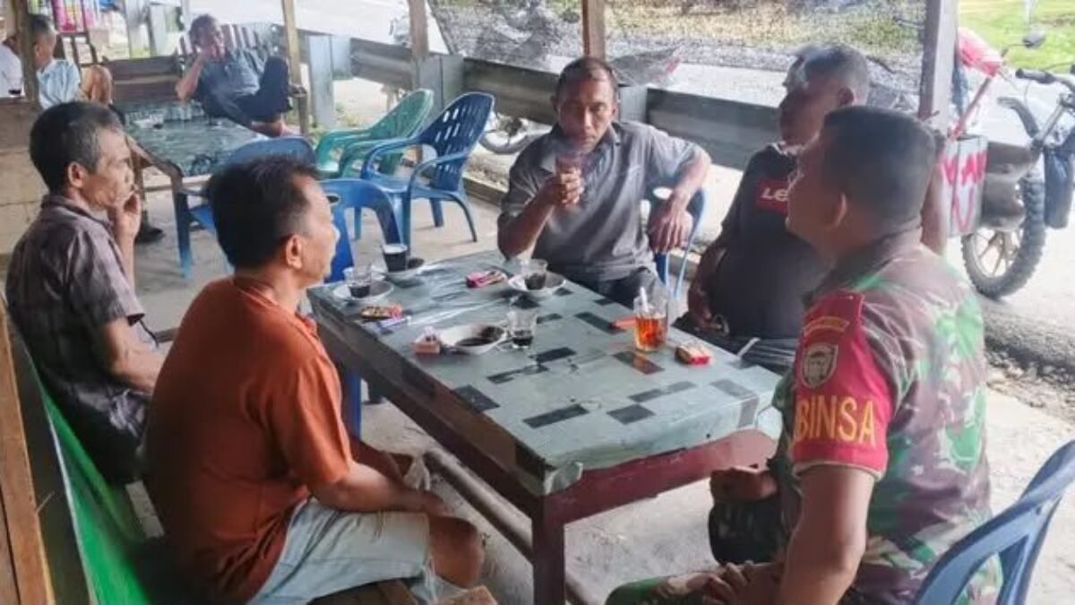 Dialog Santai Babinsa di Warung Kopi Dorong Semangat Nasionalisme Warga Sawang