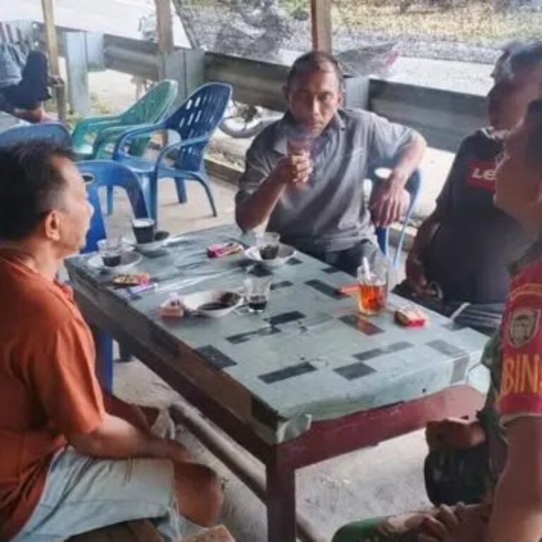 Dialog Santai Babinsa di Warung Kopi Dorong Semangat Nasionalisme Warga Sawang