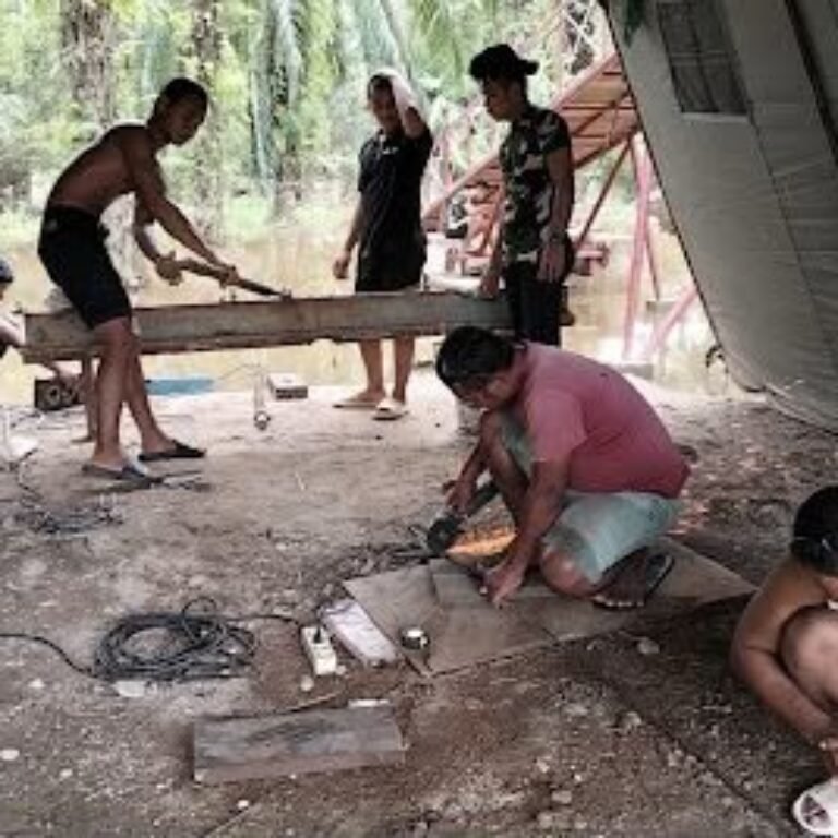 Gotong Royong Potong dan Rakit Besi untuk Jembatan Perintis di Aceh Singkil